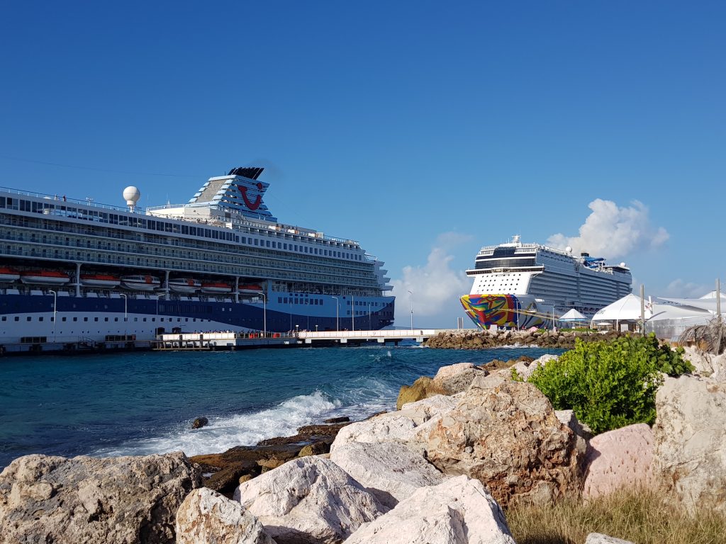 cruiseschip in cruise terminal van Curaçao