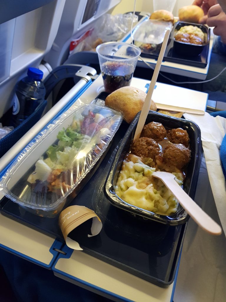 lekker eten in KLM vliegtuig naar Curaçao