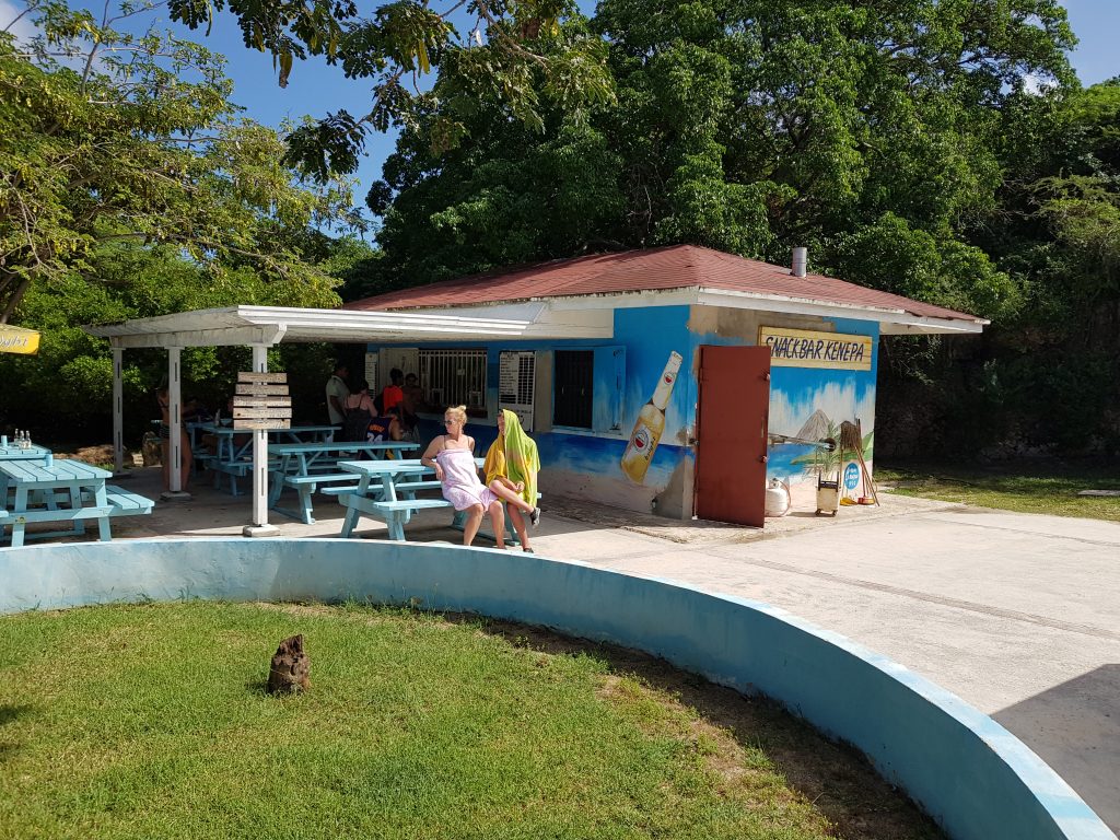 snackbar Kenepa bij grote Knip, Curaçao